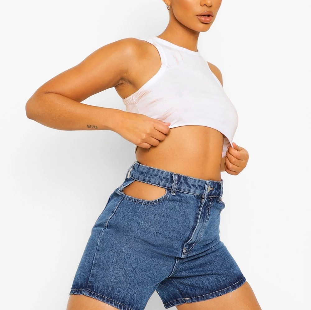 👖Boohoo Cut Out Denim shorts